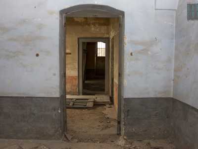 ...a eccezione di detriti e macerie che puntellano il pavimento